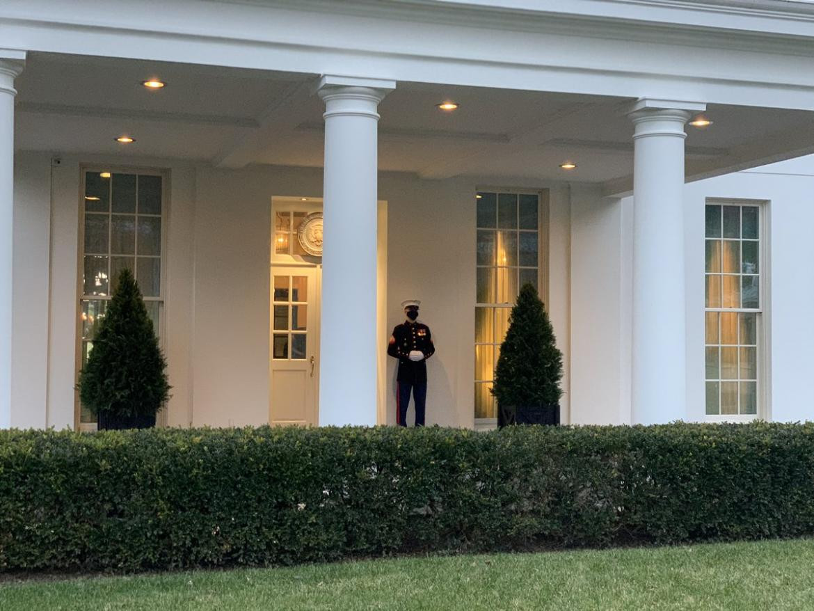 Marín en la puerta del Salón Oval en la Casa Blanca
