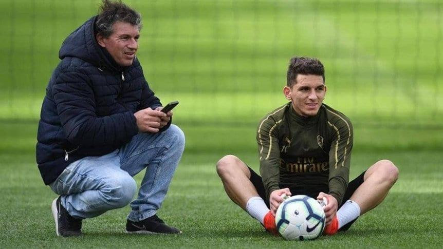 Lucas Torreira junto a su padre Ricardo