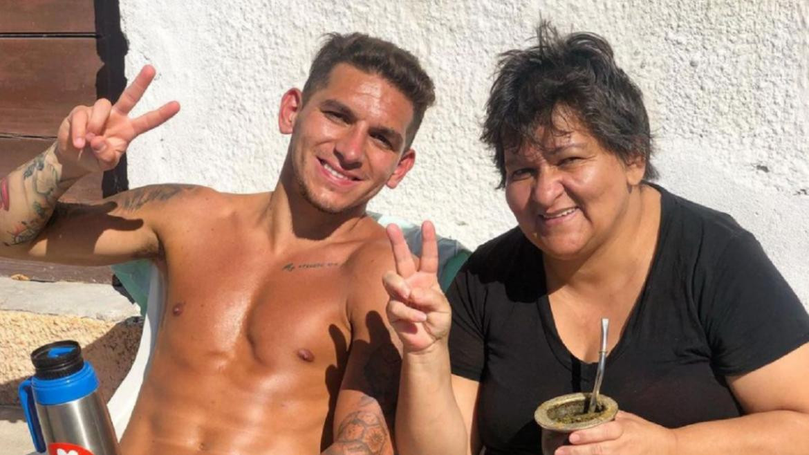 Lucas Torreira junto a su madre Viviana