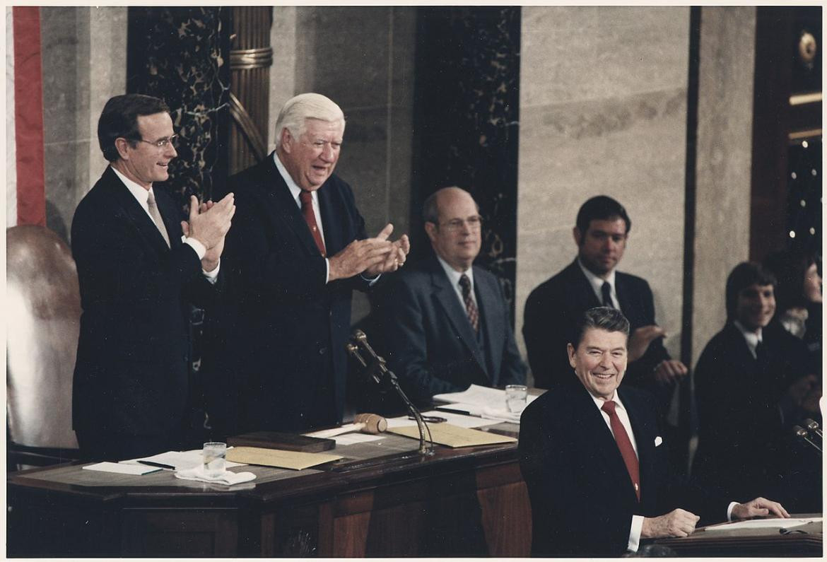 Ronald Reagan firmando el acuerdo para iniciar el proyecto ISS
