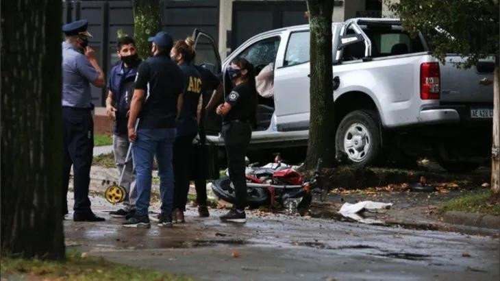 Rosario, persiguió con su camioneta a dos motochorros que le habían robado mochila con u$s 2000 y los mató