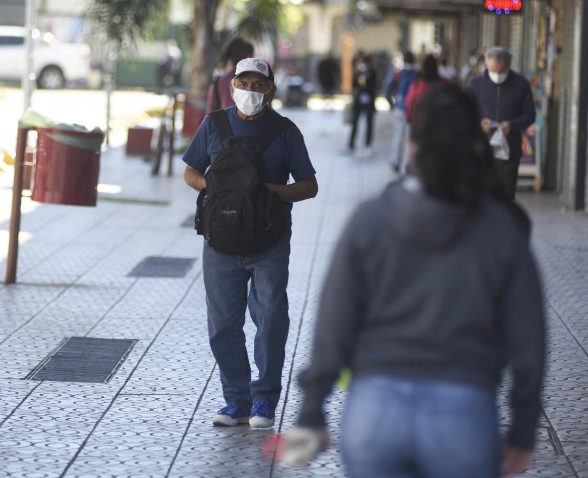 Coronavirus en Argentina, gente caminando en la calle, NA