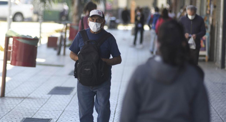Coronavirus en Argentina, gente caminando en la calle, NA