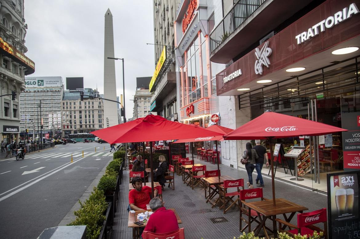 Restaurantes, atención al aire libre, pandemia en Argentina, NA.