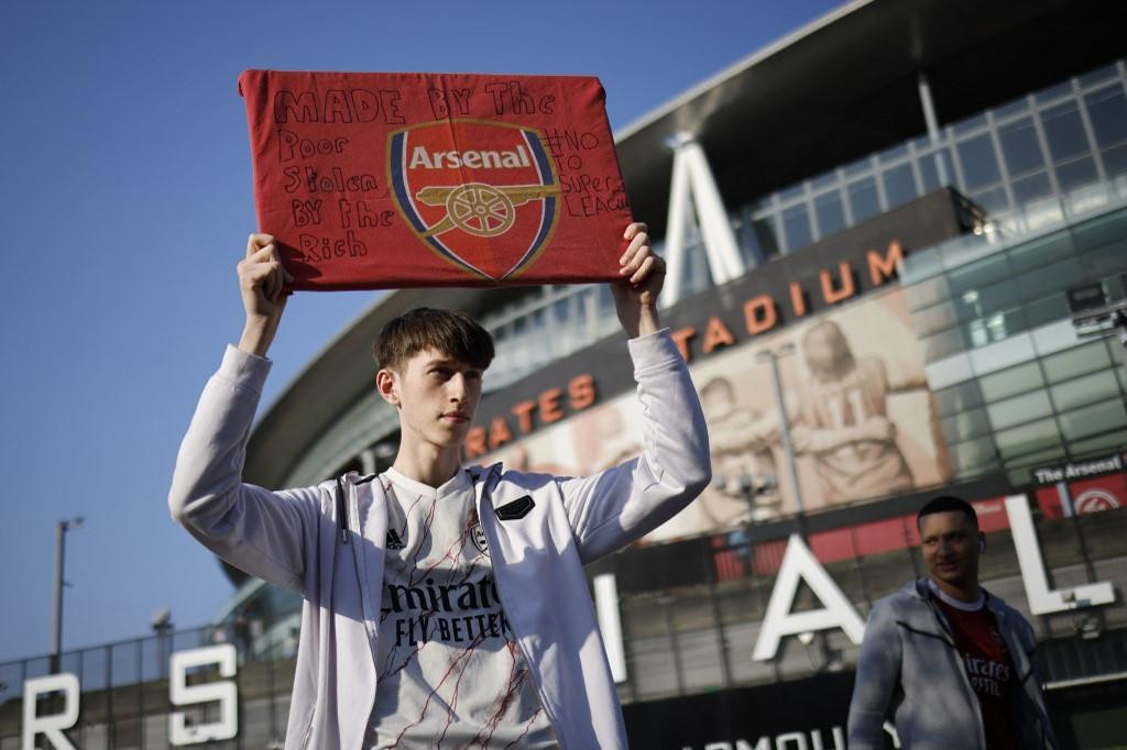 Hinchas del Arsenal contra Superliga europea