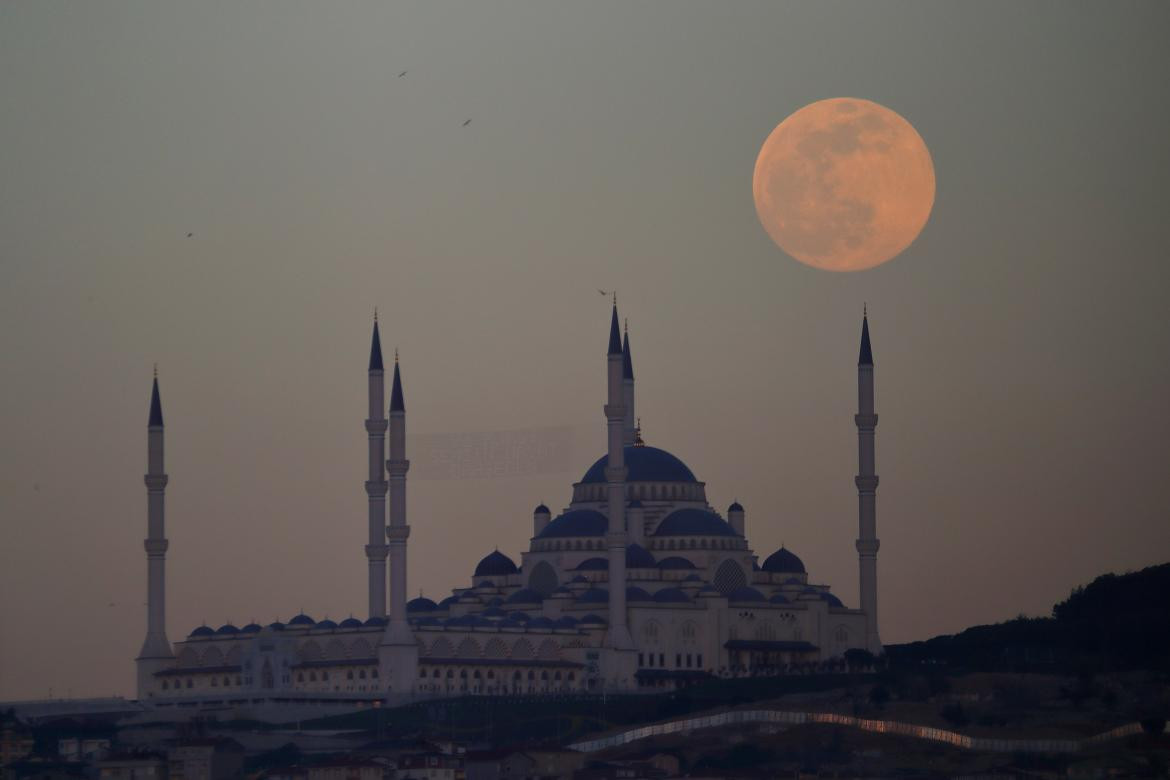 Superluna rosa, mezquita de Camlica en Estambul, Turquía, el 26 de abril de 2021, REUTERS