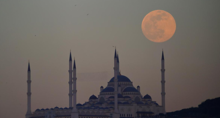 Superluna rosa, mezquita de Camlica en Estambul, Turquía, el 26 de abril de 2021, REUTERS