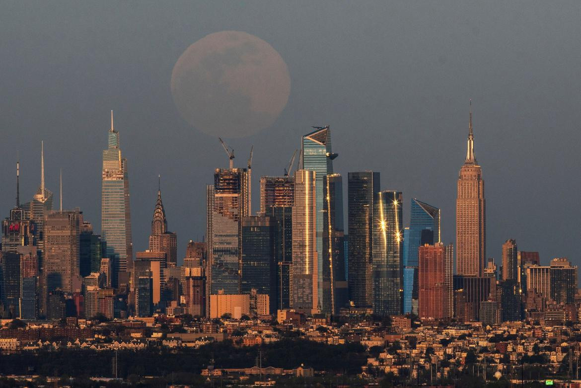 Superluna rosa, horizonte de Nueva York y el Empire State Building, visto desde West Orange, en Nueva Jersey, EE. UU., El 26 de abril  EDUARDO MUNOZ - Reuters