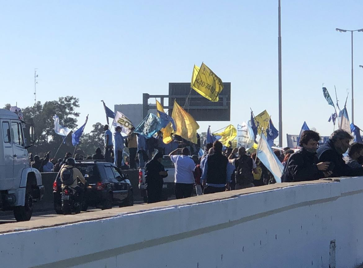 Protesta de choferes en Acceso Oeste