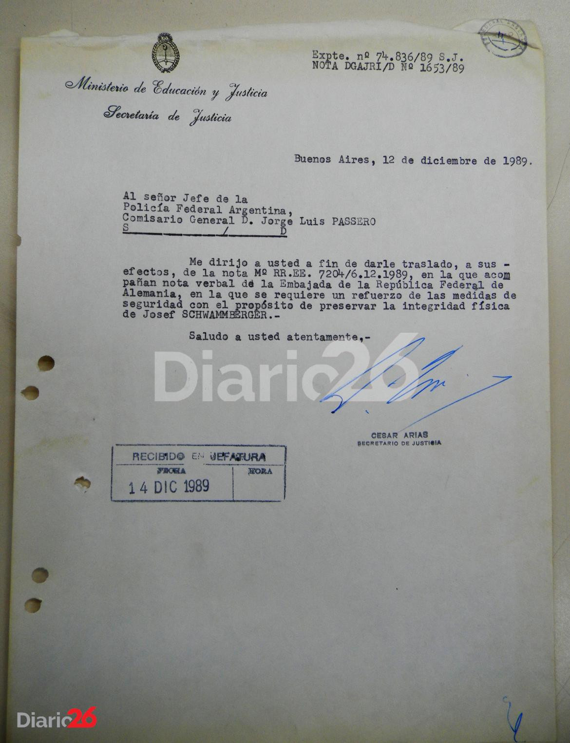 Nota de César Arias, Ministro de Justicia, reclamando dar seguridad al nazi Josef Schwammberger tras haber llegado a Argentina el pedido de extradición de Alemania. 12 de diciembre de 1989