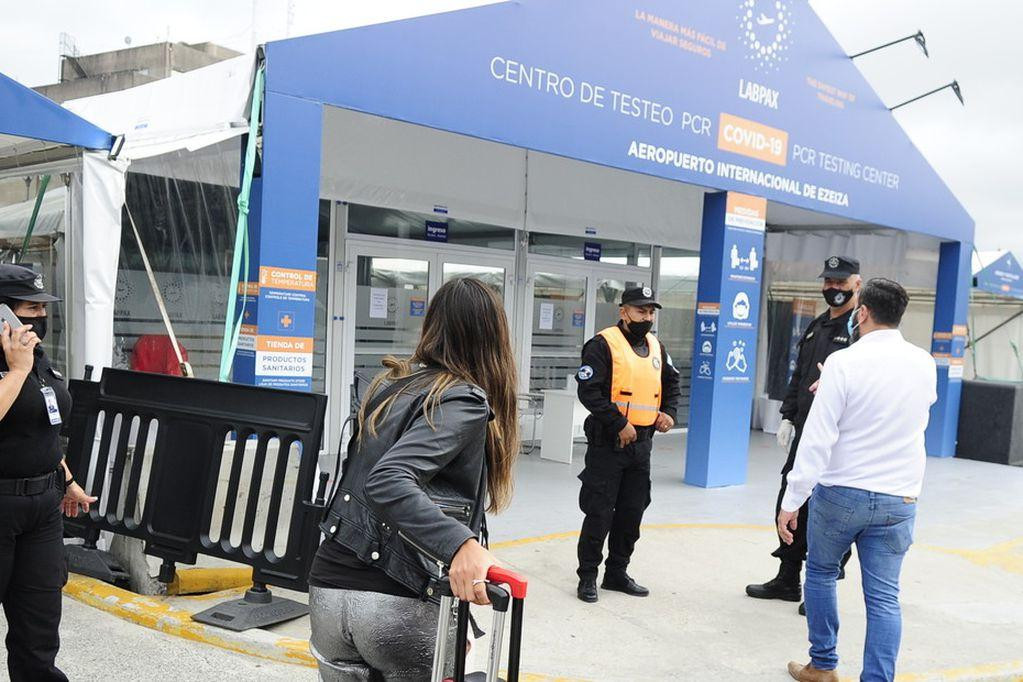 Centro de hisopados en el aeropuerto internacional de Ezeiza.