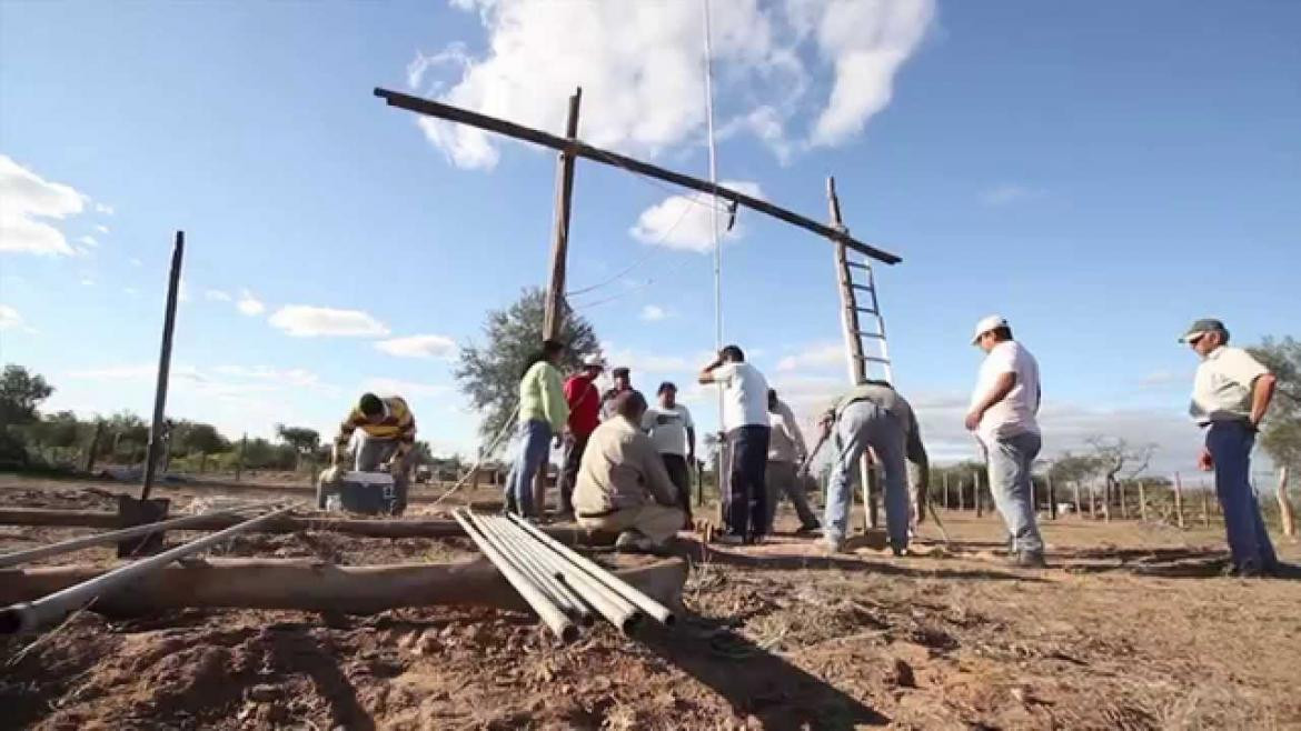 Beneficiarios de planes sociales trabajando en plaza