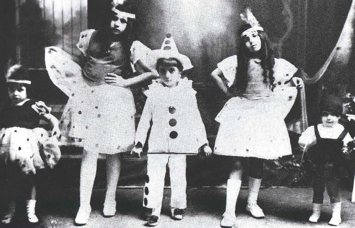 Eva junto a sus hermanos mayores vestida en carnaval, año 1921
