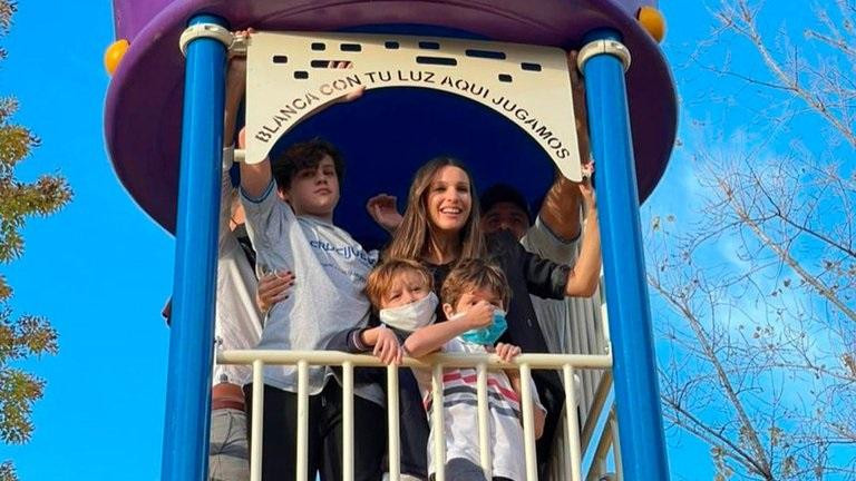 Pampita inauguró plaza en nombre de su hija Blanquita