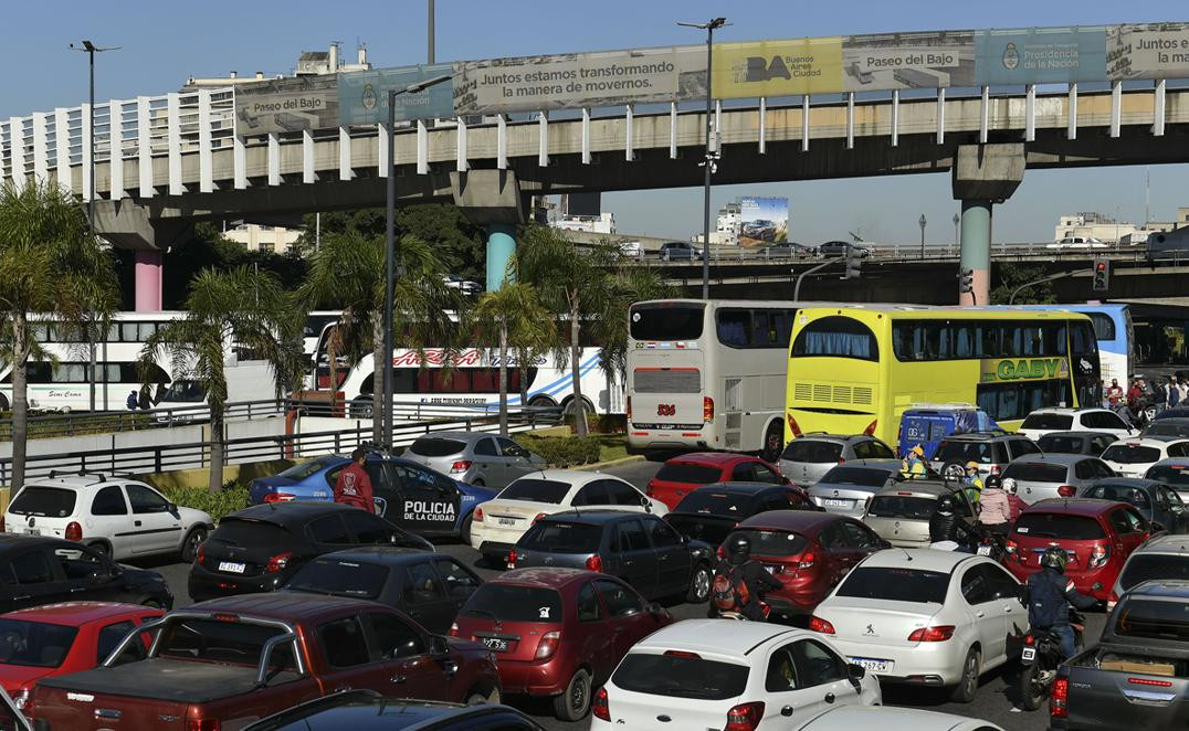 Protesta de choferes de micro en Centro de Buenos Aires, NA