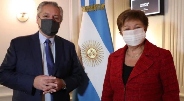 Alberto Fernández y la directora del FMI Kristalina Georgieva durante su encuentro en un hotel de Roma, NA