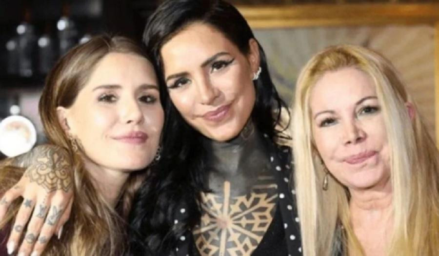 Micaela y Candelaria Tinelli junto a su mamá, Soledad Aquino