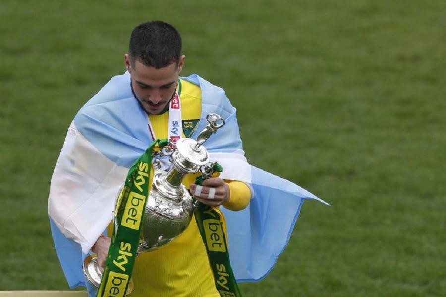 Emiliano Buendía, con el trofeo de la Championship, Reuters