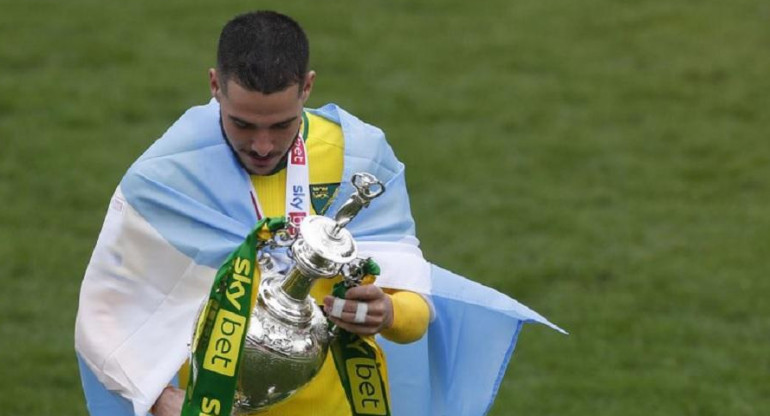 Emiliano Buendía, con el trofeo de la Championship, Reuters