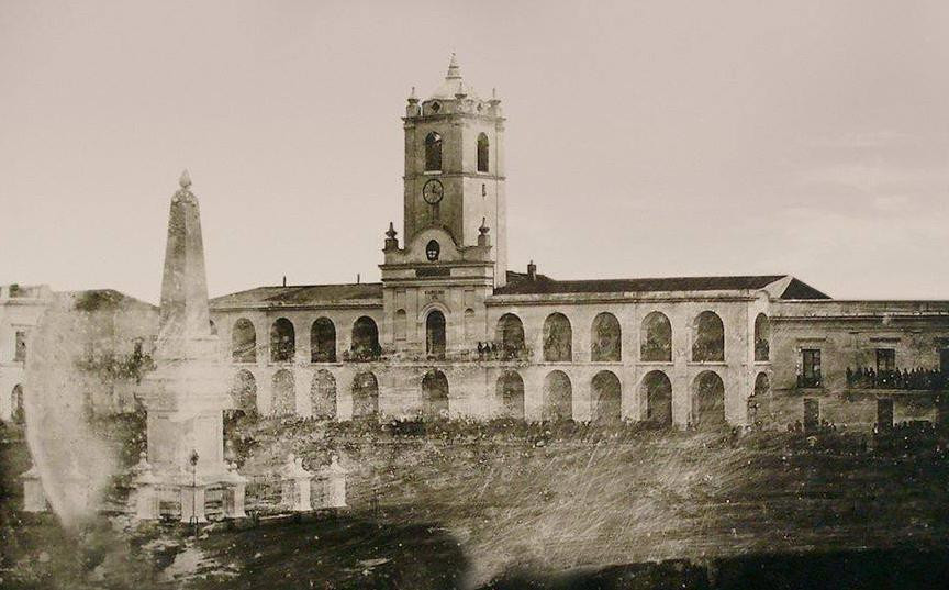 Fotografía más vieja que se conoce del Cabildo entre 1840 y 1852, 25 de Mayo