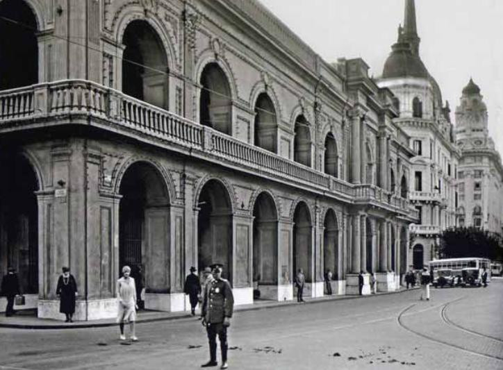 Aspecto del Cabildo mutilado en 1889, aún italianizante pero ya sin torre, hacia 1930. Aún faltaba que se demoliera un costado para abrir la Diagonal Sur