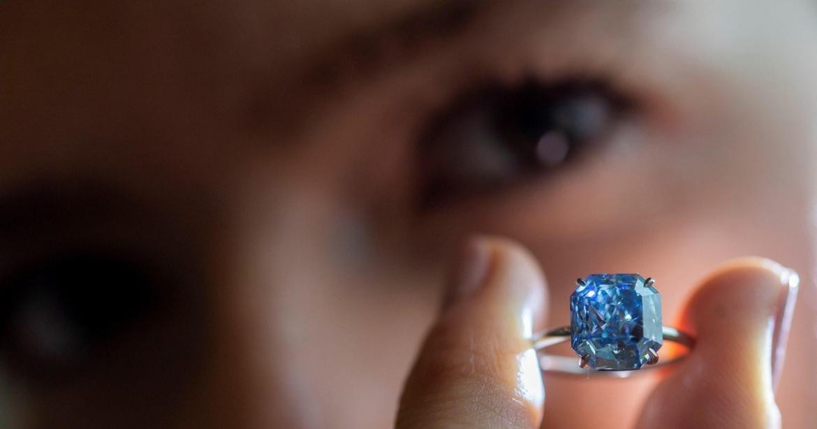 Anillo, empleada de joyería