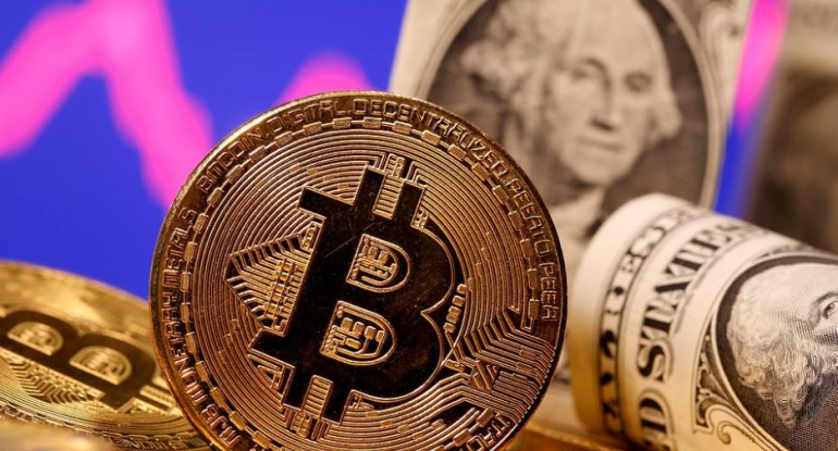 Bitcoin y dólares, criptomoneda, economía, Reuters.