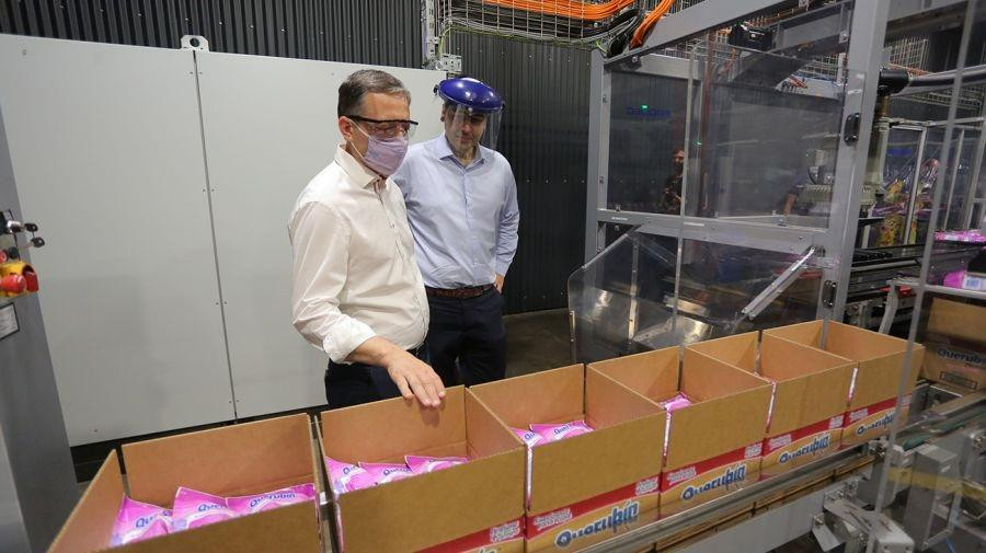 Fernando Gray, visitó la planta de Queruclor, que emplea a cientos de residentes del distrito. Foto: Municipio de Esteban Echeverría