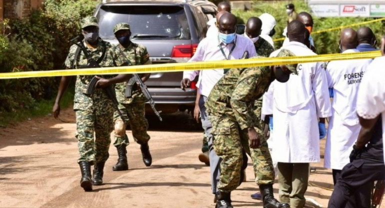 El ministro de Transporte de Uganda sobrevivió a un tiroteo en el que mueren su hija y su chofer