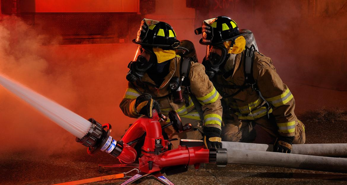 Bomberos apagando el fuego