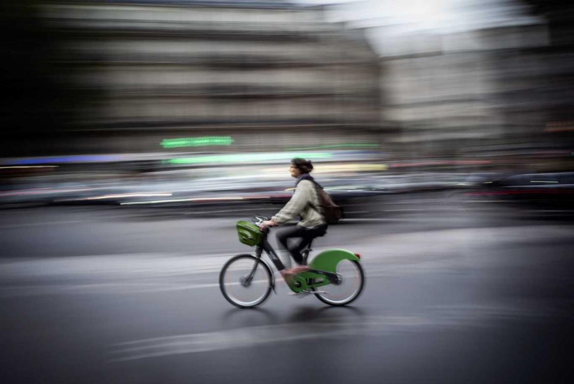 Otro motivo para soñar con París: la imaginan peatonal y para ciclistas. Foto NA.