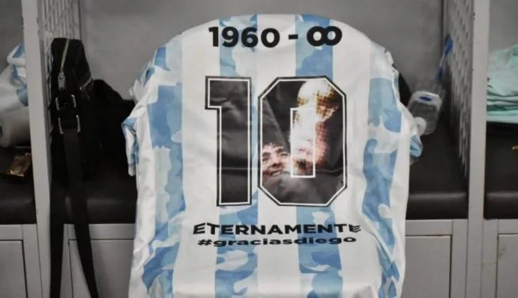 Camiseta en homenaje a Diego Maradona