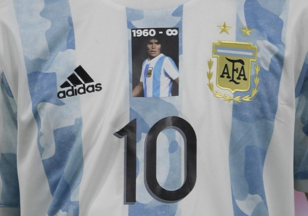 Camiseta de la selección argentina en homenaje a Maradona. Reuters.