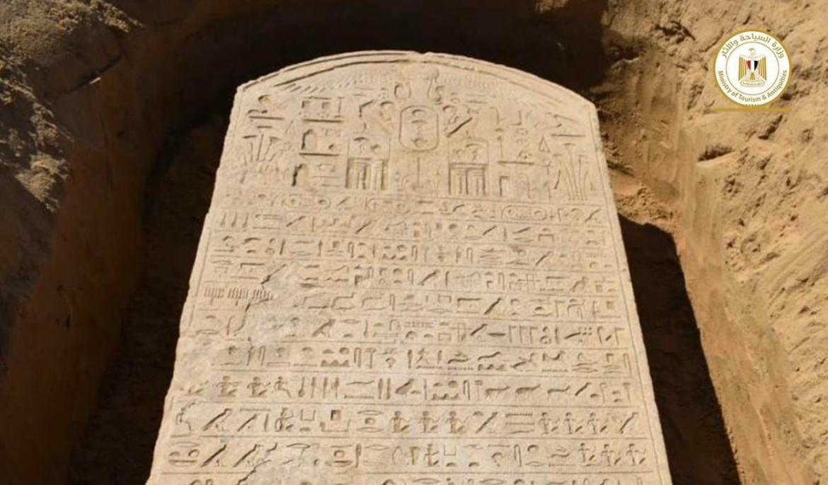 Agricultor egipcio descubre órdenes militares talladas en piedra hace más de 2.500 años