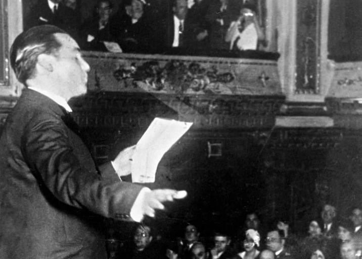 Federico García Lorca, recitando poesía en el Teatro Avenida, 1933