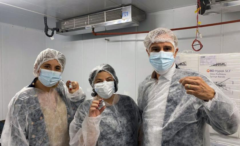 El presidente del laboratorio Richmond, Marcelo Figueras, junto a la ministra de salud Carla Vizzotti, NA