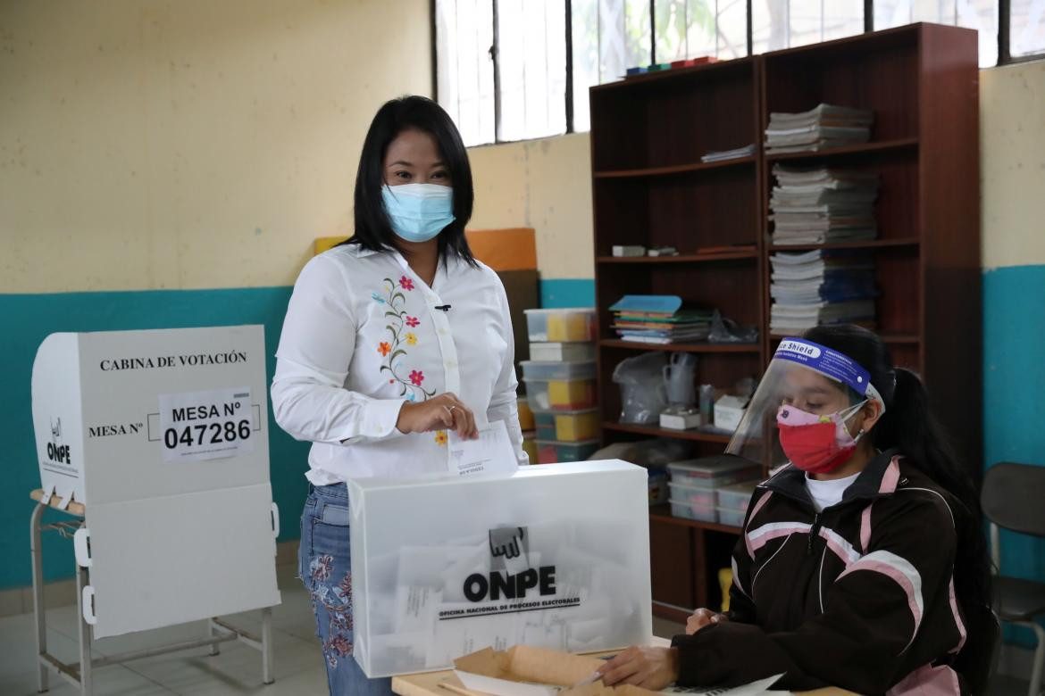 Keiko Fujimori en el centro de comicio en Perú, Reuters