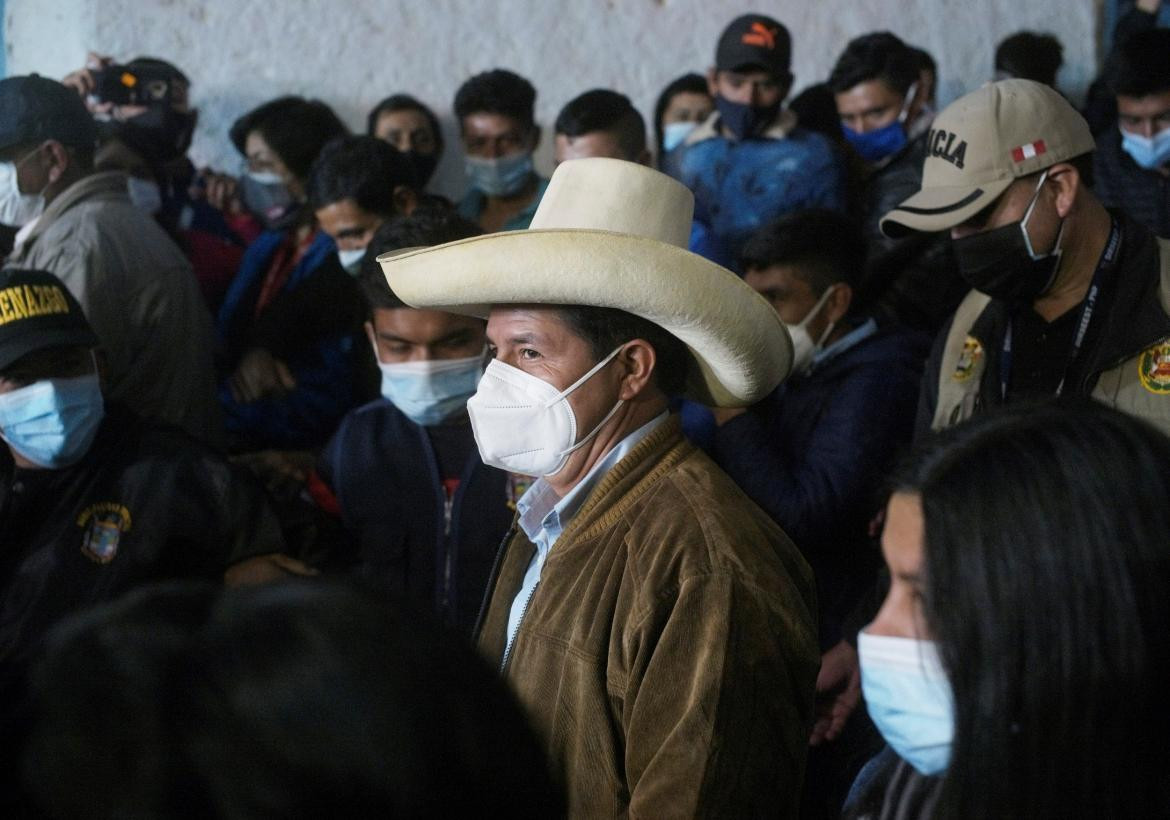 Pedro Castillo ingresando al centro de comicios en Perú, Reuters