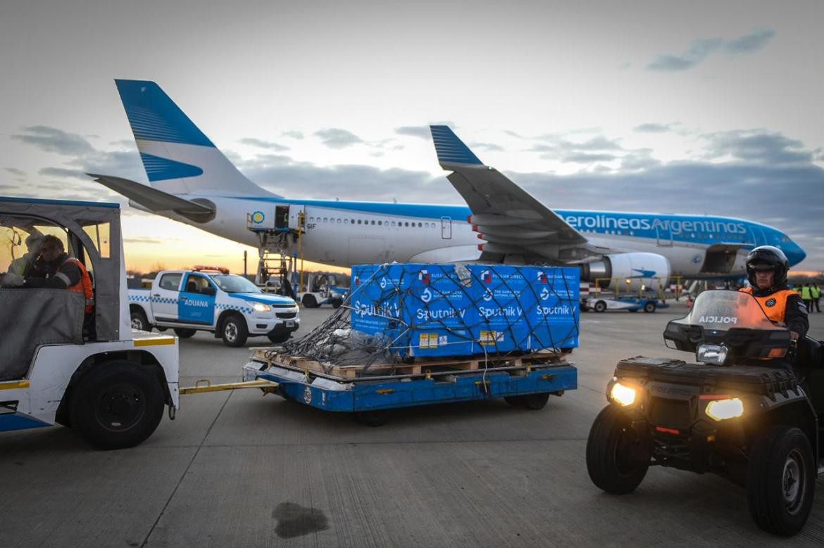 Arribo al país del avión de Aerolineas Argentina con reactivo para fabricar vacunas Sputnik V, Presidencia