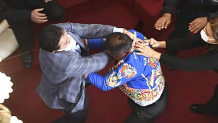 Escándalo y golpes en el Congreso de Bolivia