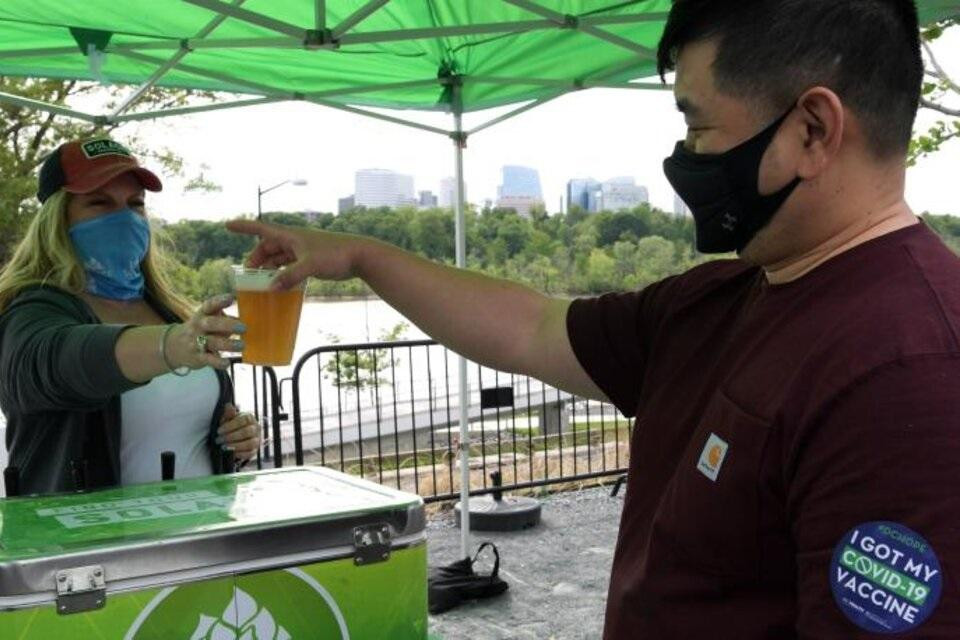 En Estados Unidos ofrecen cerveza para vacunarse, Foto: EFE