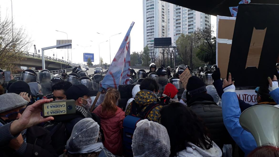 Tensión en el Puente Pueyrredón por protesta de trabajadores de la Salud