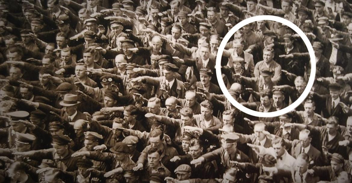 August Landmesser, el hombre que se negó a hacer el saludo nazi ante Hitler