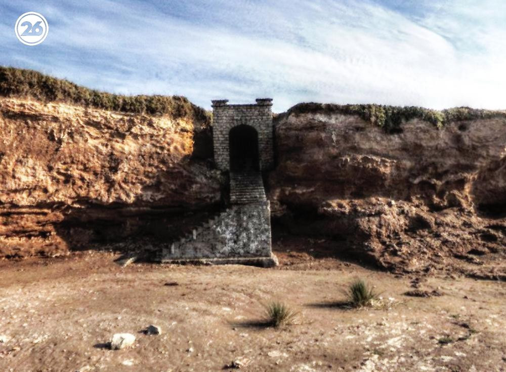 La intimidante salida del túnel en la playa de Miramar. Foto: Pedro Filippuzi.