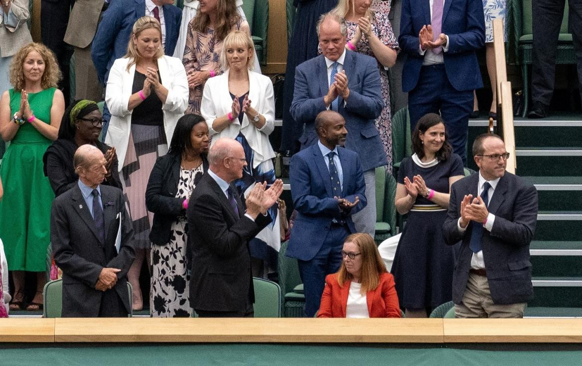 Estremecedor aplauso en Wimbledon para Sarah Gilbert, la científica que diseñó la vacuna contra el Covid en Oxford, REUTERS