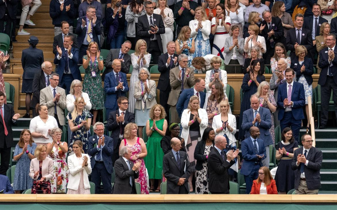 Estremecedor aplauso en Wimbledon para Sarah Gilbert, la científica que diseñó la vacuna contra el Covid en Oxford, REUTERS