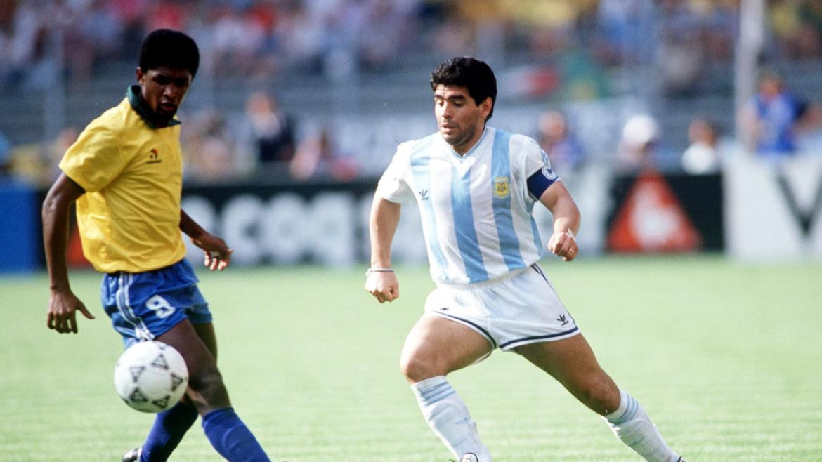 Diego Maradona ante Brasil en el Mundial 90