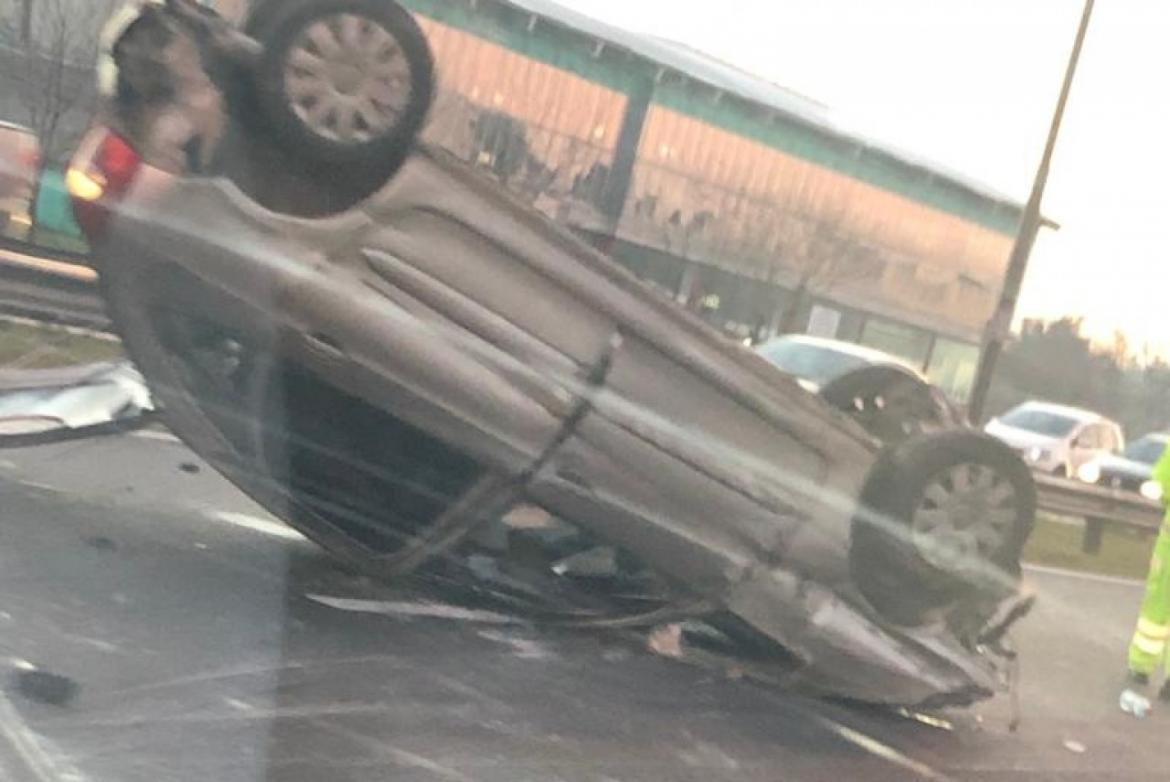 Dos autos volcaron tras un choque múltiple en la autopista Panamericana