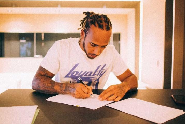 Firma de contrato de Lewis Hamilton con Mercedes