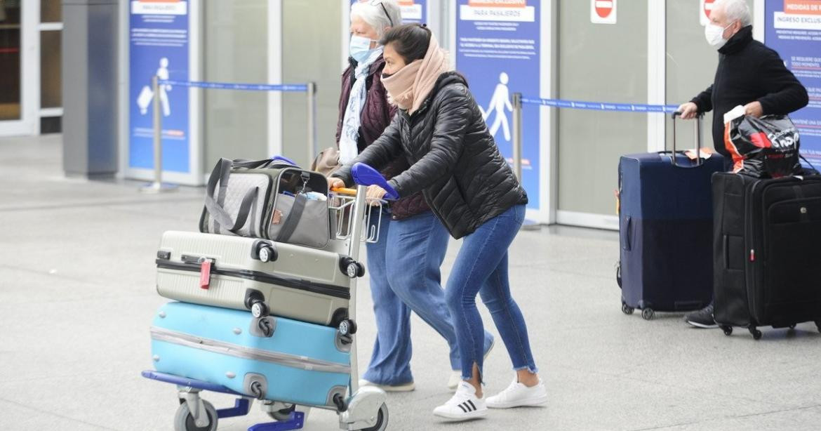 Turistas en el Aeropuerto de Ezeiza, pandemia, viajes.